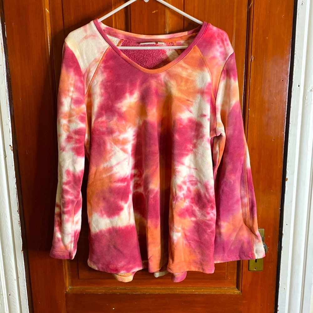 EUC:  LOGO LOUNGE V NECK SWEATSHIRT